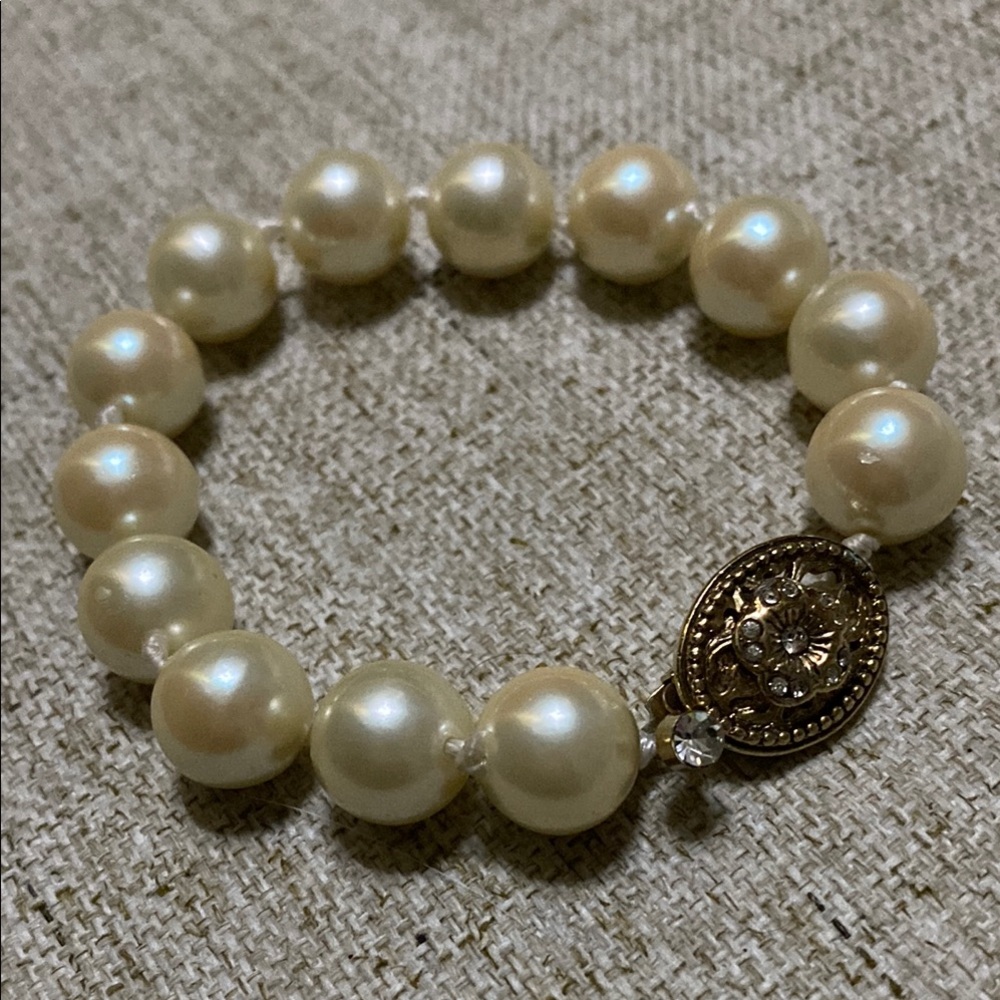Elegant Gold Pearl Bracelet